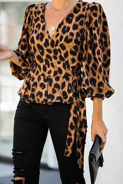 Blusa elegante de cuello en V con diseño de tiras y volantes de leopardo a la moda