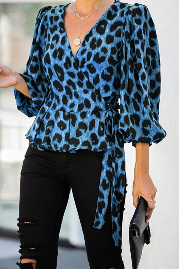 Blusa elegante de cuello en V con diseño de tiras y volantes de leopardo a la moda