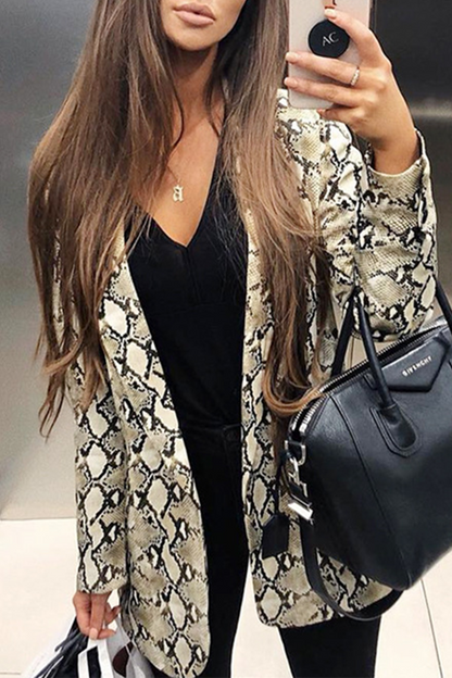 Prendas de abrigo con cuello vuelto y estampado de patchwork de moda