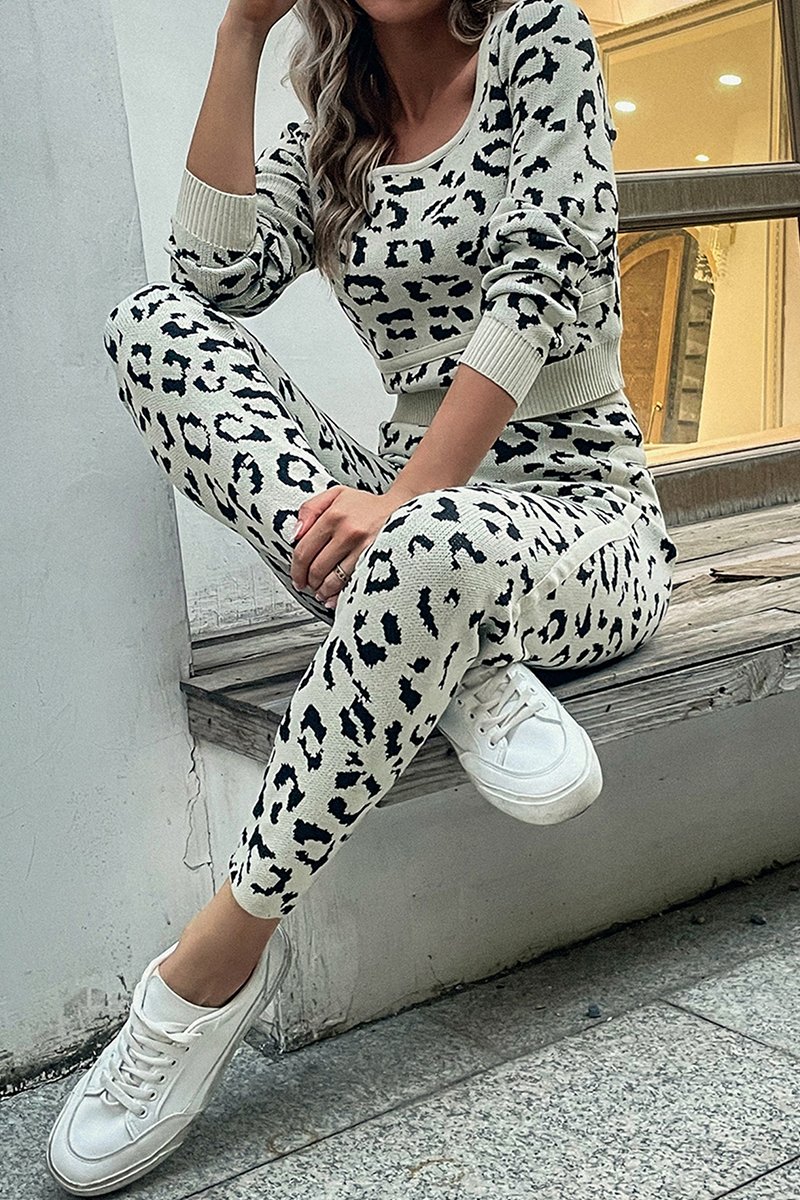 Conjunto informal de dos piezas con cuello redondo, manga larga y estampado de leopardo