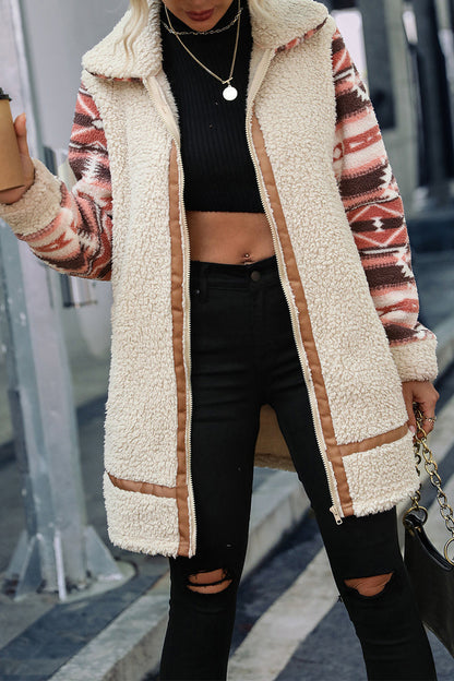 Prendas de abrigo con cuello vuelto, cremallera y retazos geométricos de moda