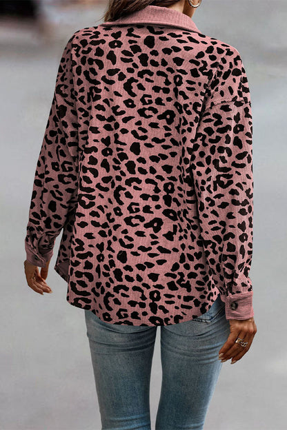 Blusa informal con cuello vuelto y bolsillo de leopardo
