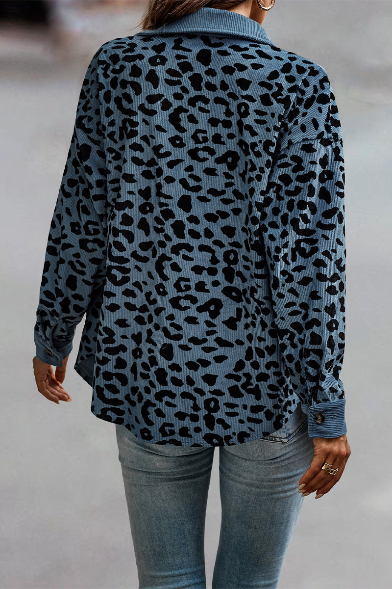 Blusa informal con cuello vuelto y bolsillo de leopardo