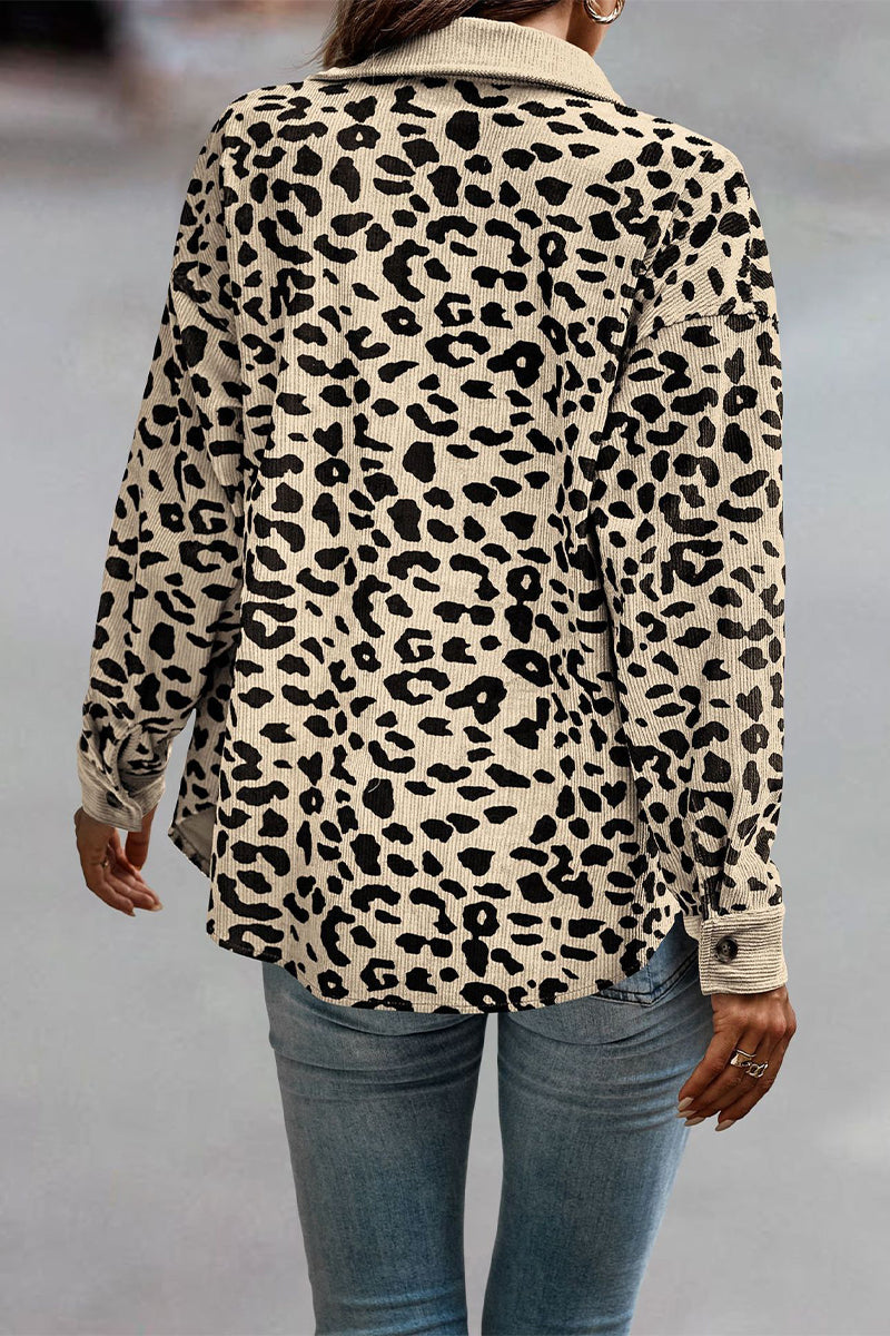 Blusa informal con cuello vuelto y bolsillo de leopardo