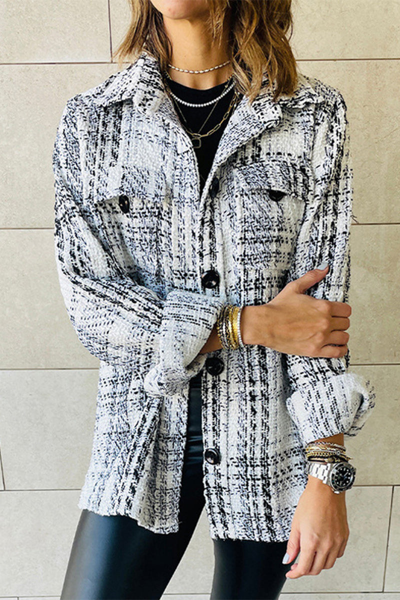 Elegante prenda exterior con cuello vuelto y botones a cuadros