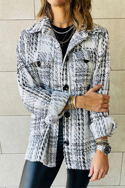 Elegante prenda exterior con cuello vuelto y botones a cuadros