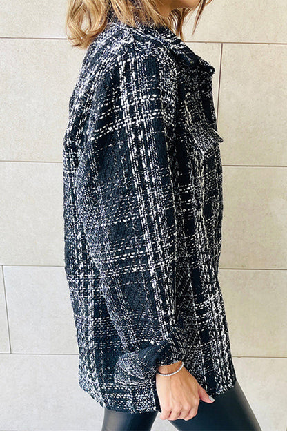 Elegante prenda exterior con cuello vuelto y botones a cuadros