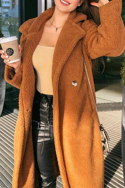 Elegante prenda exterior de cuello vuelto de color liso