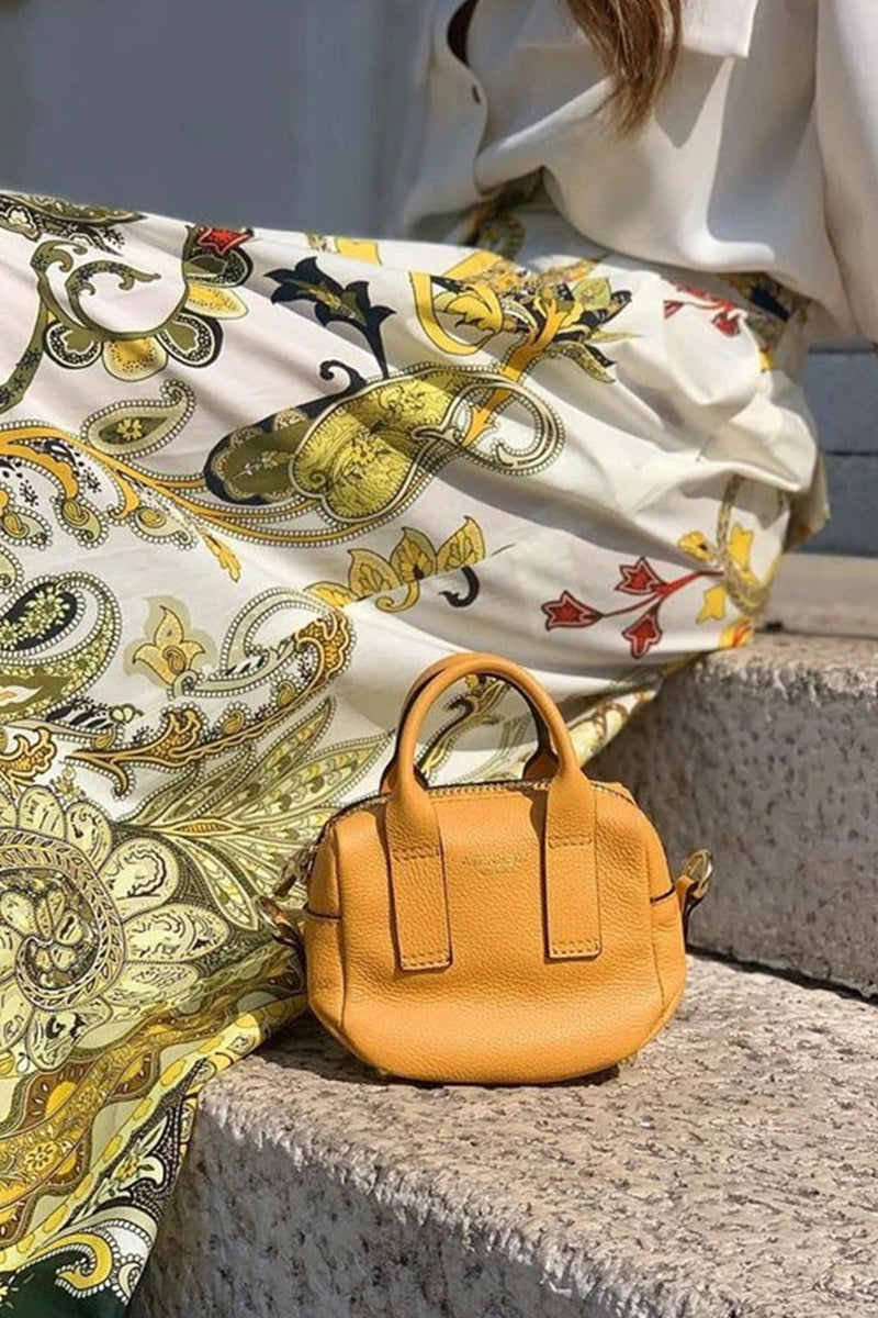 Elegante conjunto de dos piezas con media manga, cuello vuelto y bolsillo floral