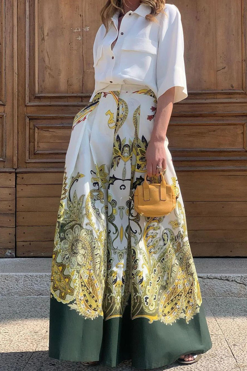 Elegante conjunto de dos piezas con media manga, cuello vuelto y bolsillo floral