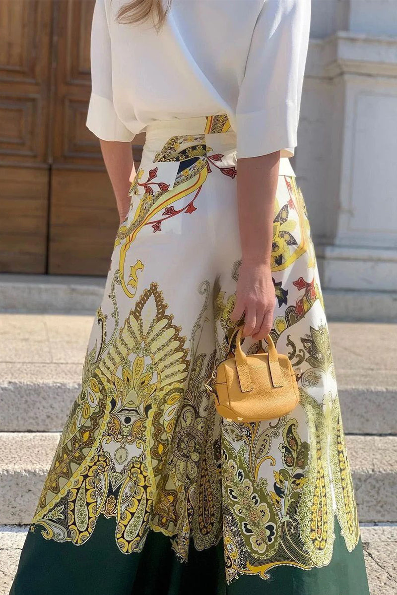 Elegante conjunto de dos piezas con media manga, cuello vuelto y bolsillo floral