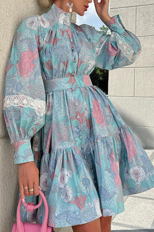 Elegantes vestidos de princesa con cuello alto y estampado universitario