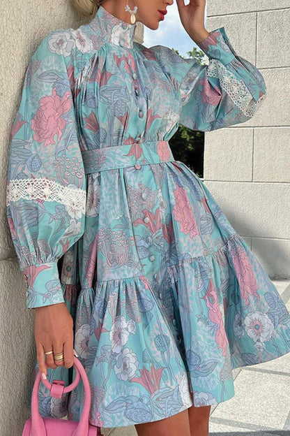 Elegantes vestidos de princesa con cuello alto y estampado universitario