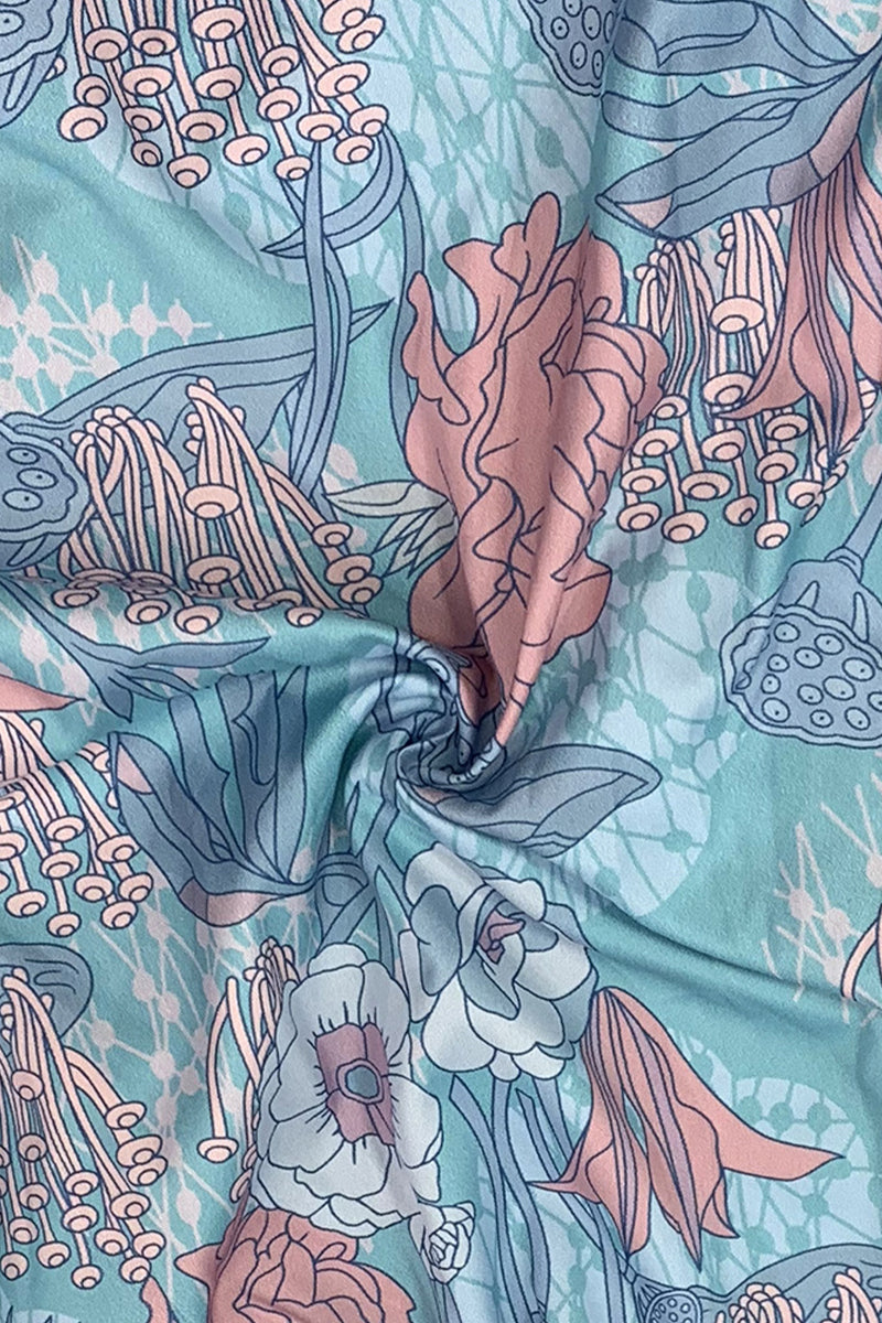 Elegantes vestidos de princesa con cuello alto y estampado universitario