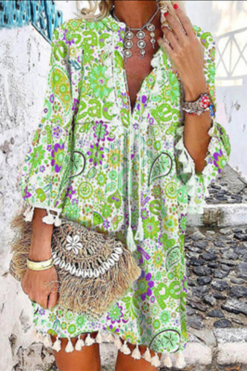 Vestidos casuales con estampado de borlas y cuello en V con falda pastel