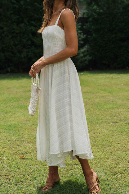 Vestido informal sencillo, liso, asimétrico, con cuello cuadrado e irregular.