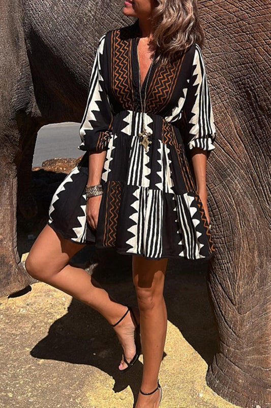 Elegante vestido universitario con estampado geométrico de patchwork y cuello en V.