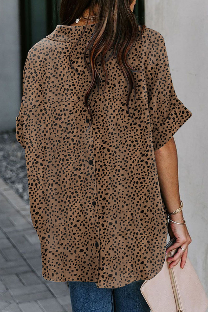 Elegantes blusas de cuello en V con patchwork y estampados universitarios