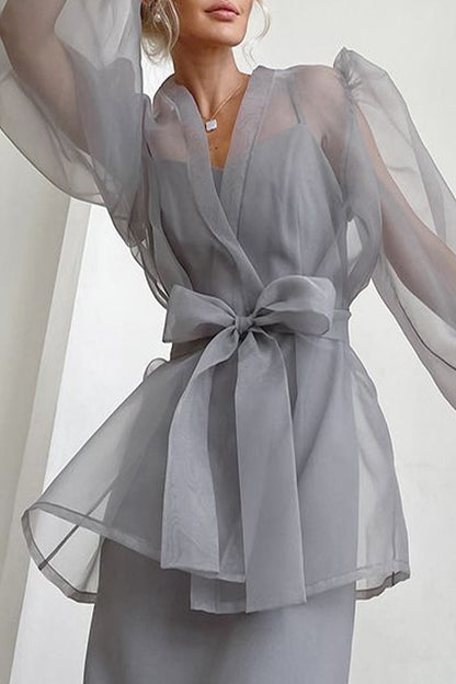 Elegante blusa lisa con cuello en V transparente y frenillo