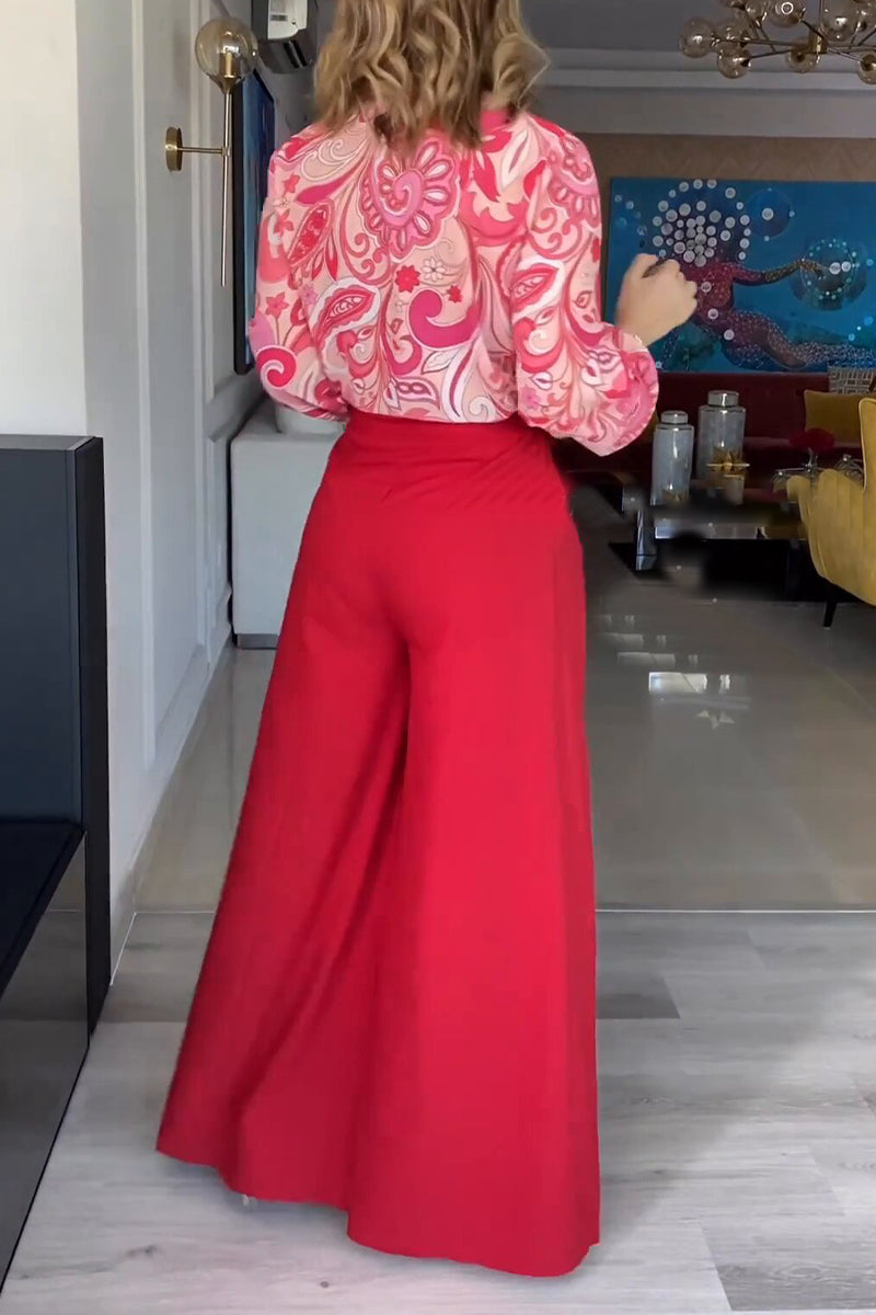 Elegante conjunto de dos piezas con cuello vuelto, manga larga y estampado floral