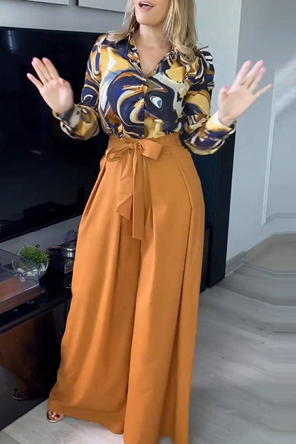 Elegante conjunto de dos piezas con cuello vuelto, manga larga y estampado floral