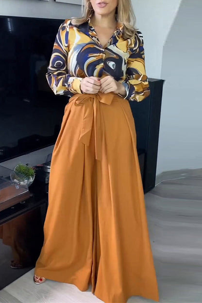 Elegante conjunto de dos piezas con cuello vuelto, manga larga y estampado floral