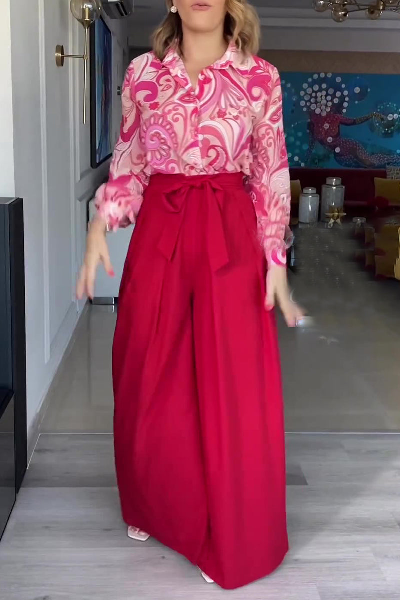 Elegante conjunto de dos piezas con cuello vuelto, manga larga y estampado floral