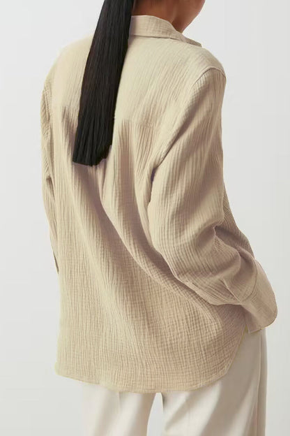 Elegantes blusas lisas con cuello vuelto