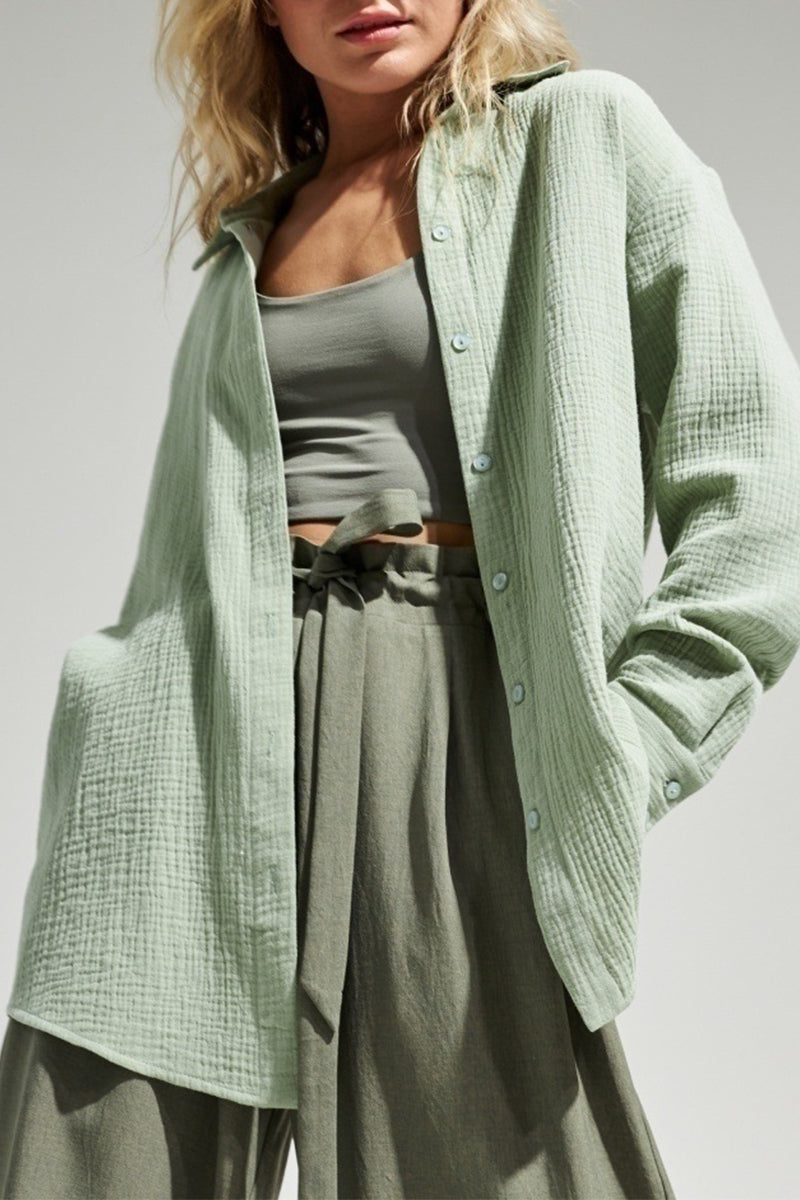 Elegantes blusas lisas con cuello vuelto