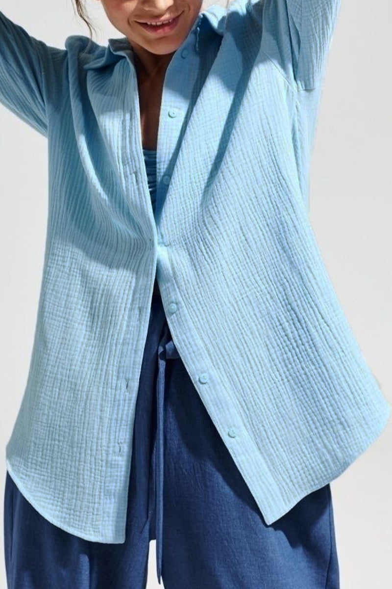 Elegantes blusas lisas con cuello vuelto