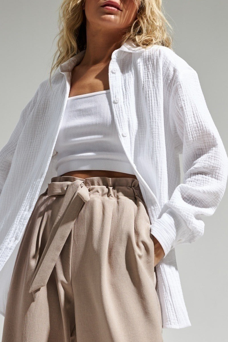 Elegantes blusas lisas con cuello vuelto