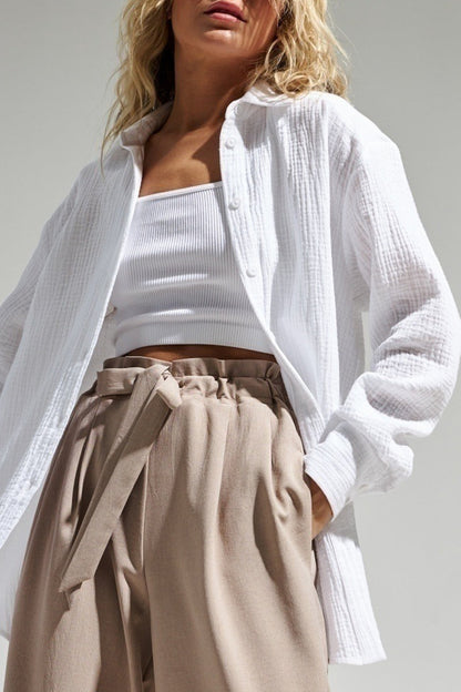 Elegantes blusas lisas con cuello vuelto