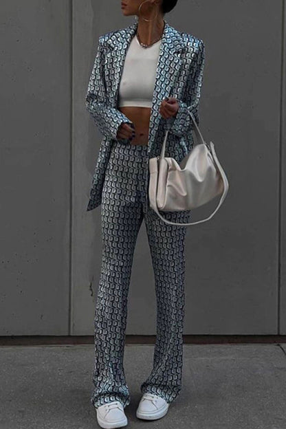 Conjunto informal de dos piezas con cuello vuelto, manga larga y estampado animal de calle