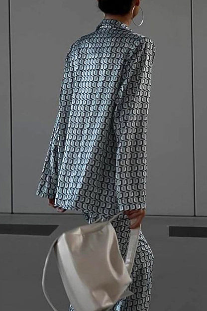 Conjunto informal de dos piezas con cuello vuelto, manga larga y estampado animal de calle