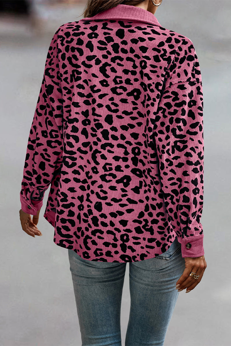 Blusa informal con cuello vuelto y bolsillo de leopardo