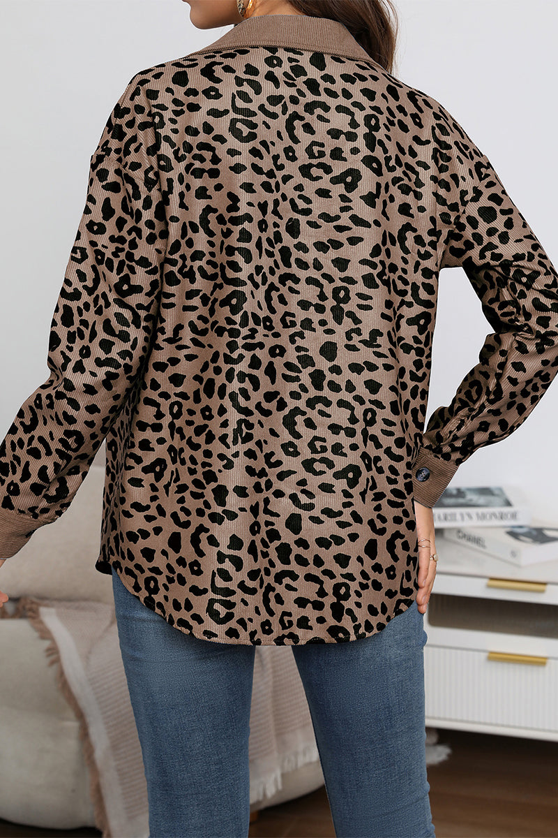 Blusa informal con cuello vuelto y bolsillo de leopardo