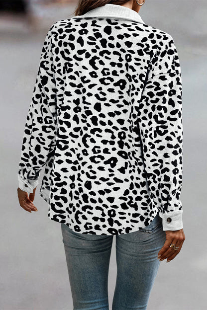 Blusa informal con cuello vuelto y bolsillo de leopardo