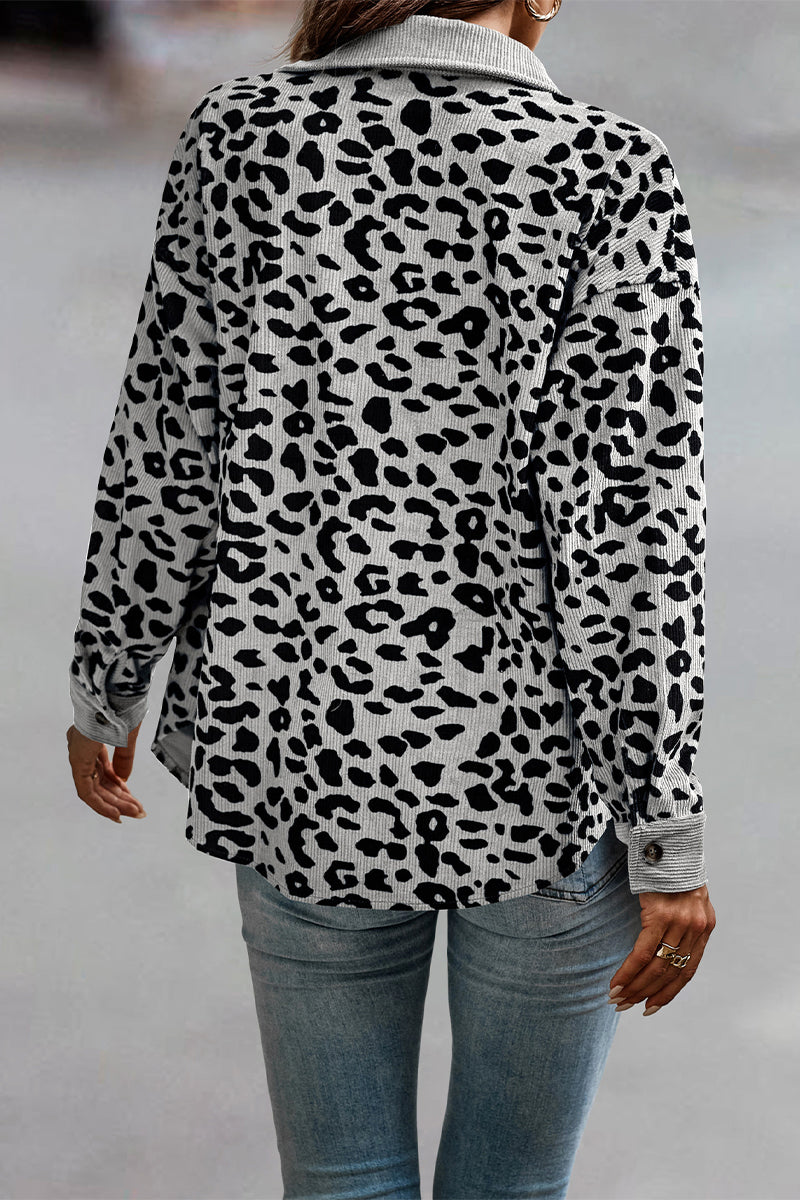 Blusa informal con cuello vuelto y bolsillo de leopardo