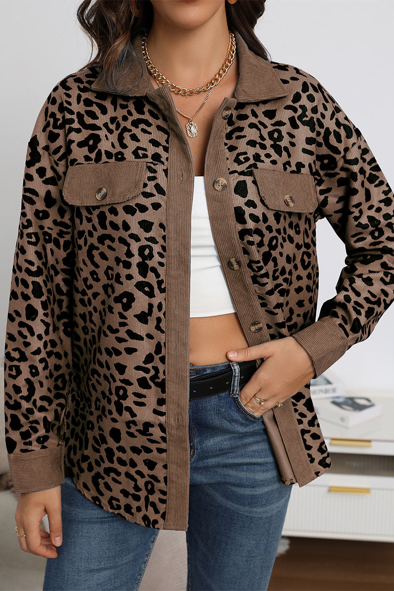 Blusa informal con cuello vuelto y bolsillo de leopardo