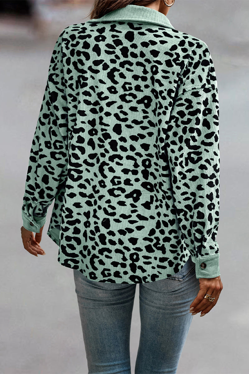 Blusa informal con cuello vuelto y bolsillo de leopardo