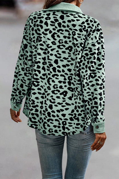 Blusa informal con cuello vuelto y bolsillo de leopardo