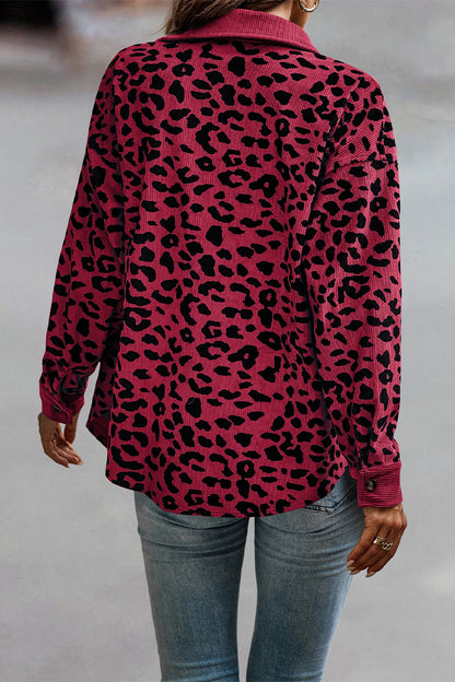 Blusa informal con cuello vuelto y bolsillo de leopardo