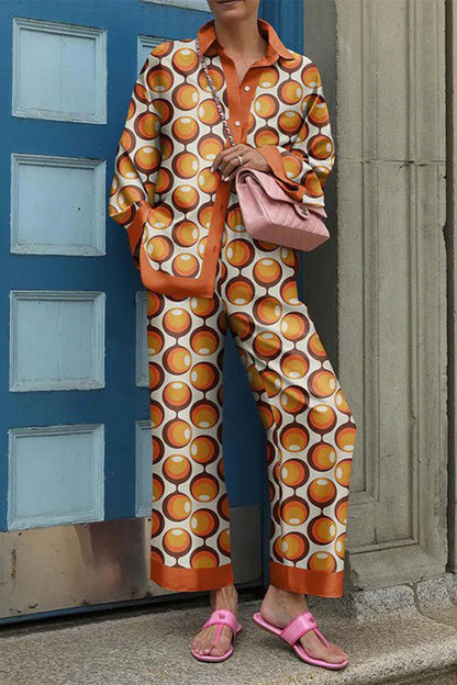 Conjunto de dos piezas informal de manga larga con cuello vuelto y estampado de patchwork urbano