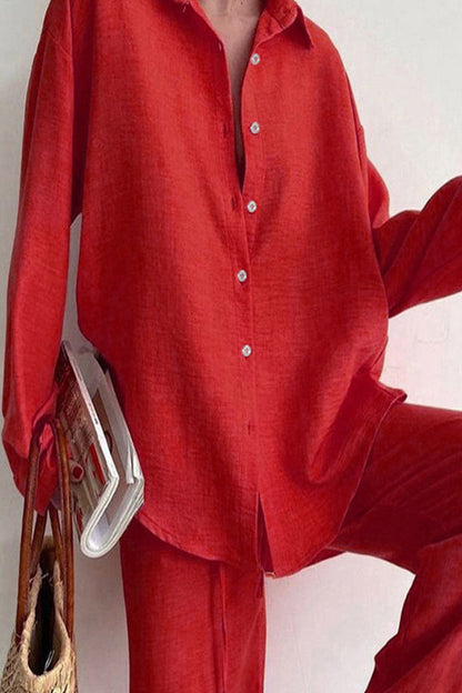 Conjunto informal de dos piezas con cuello vuelto, manga larga y botones de frenillo liso