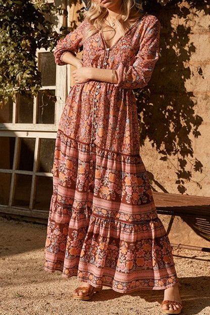 Vestido bohemio universitario con estampado floral y escote en V ahuecado.