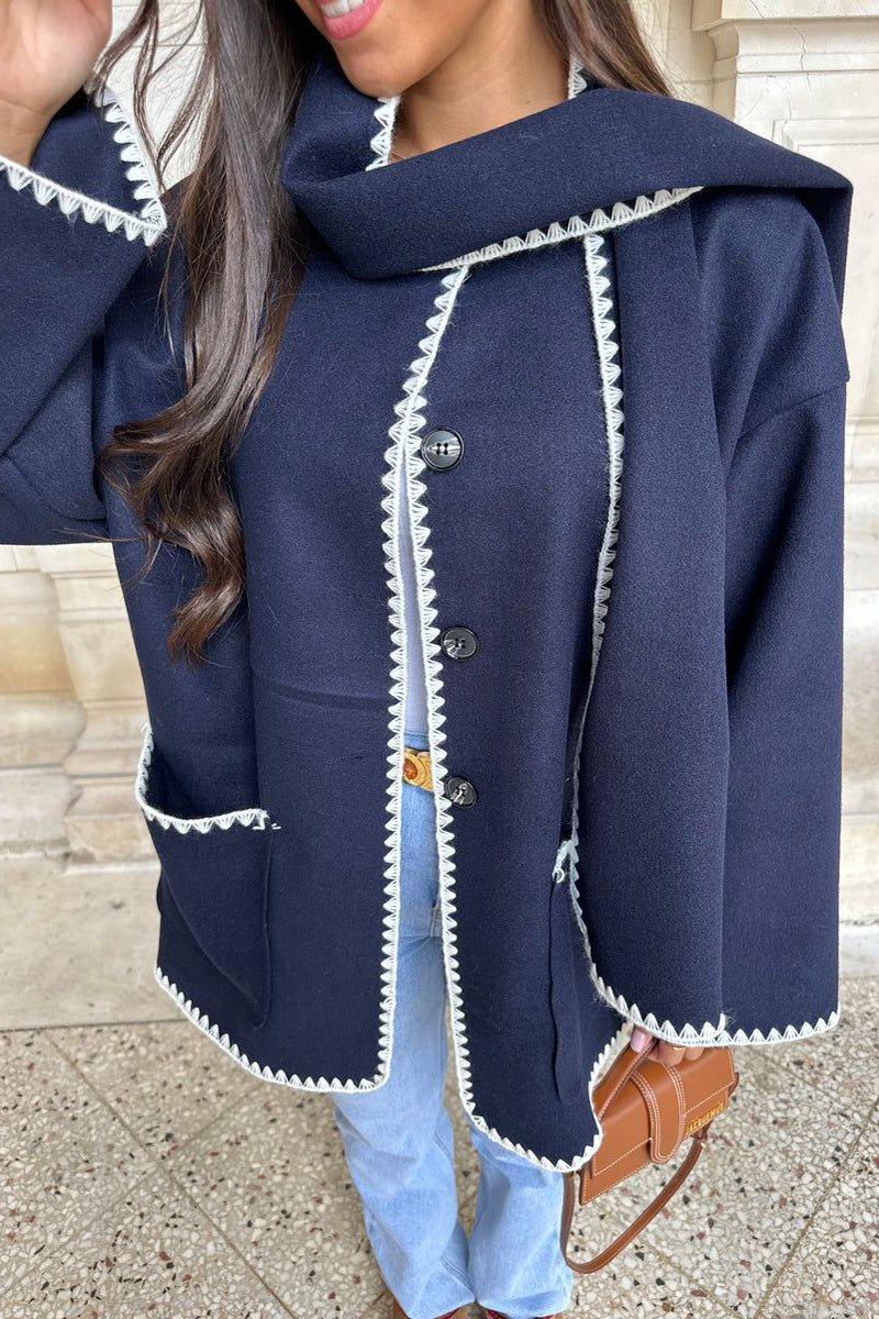 Prenda exterior informal de estilo británico con cuello tipo bufanda y botones lisos en contraste