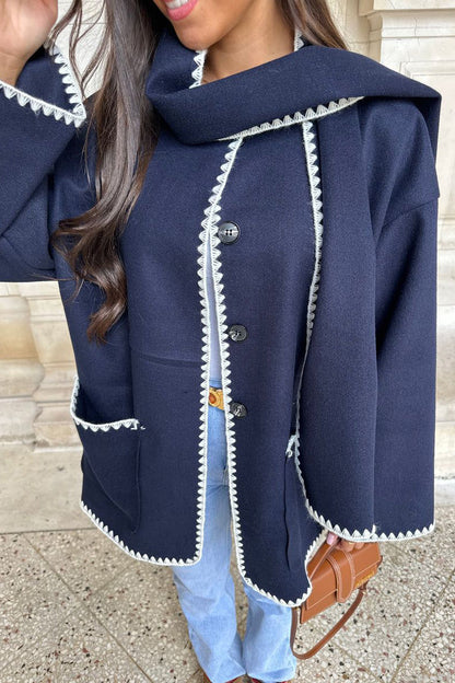 Prenda exterior informal de estilo británico con cuello tipo bufanda y botones lisos en contraste