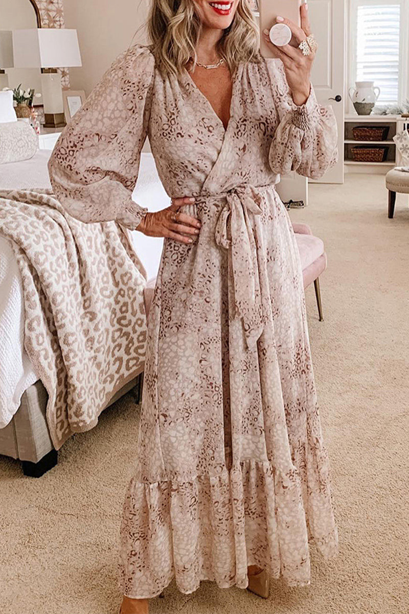 Elegante vestido de corte A con escote en V, volantes y estampado de leopardo