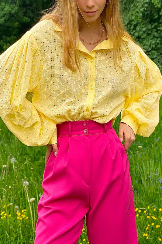 Elegante blusa de cuello vuelto ahuecada en jacquard sólido