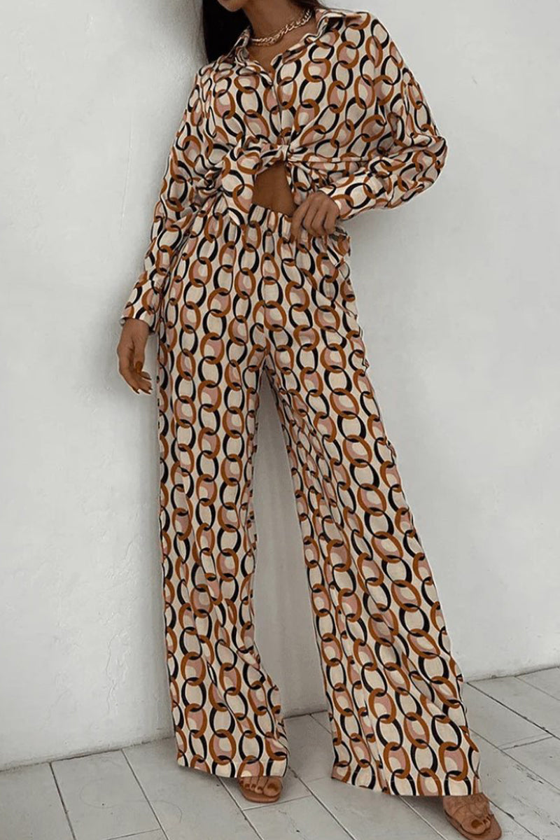 Conjunto informal de dos piezas con estampado geométrico, botones, cuello vuelto, manga larga